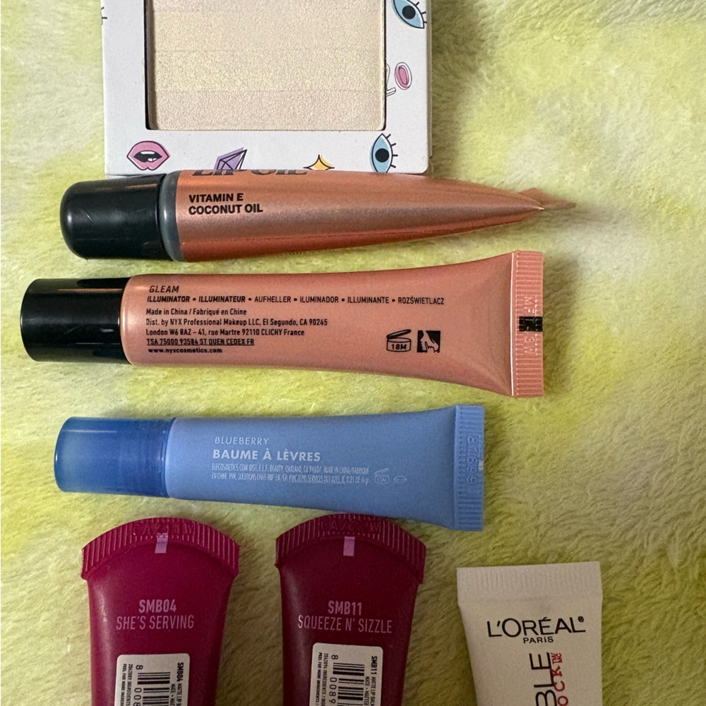 Makeup Bundle - Picture 2 of 2